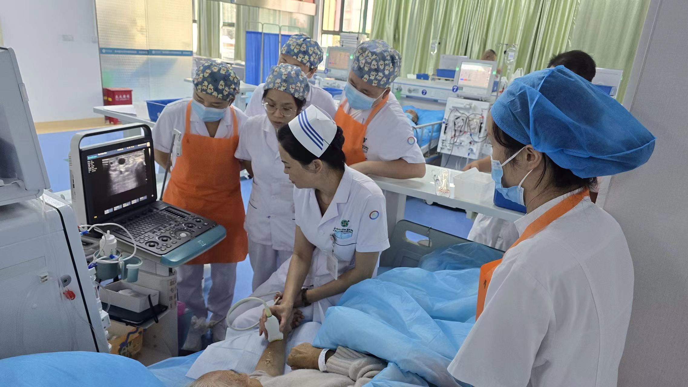 针尖上的生命守护：血透护士与透析患者的“生命线”。